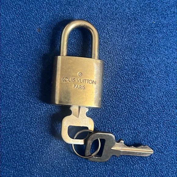 AUTHENTIC LOUIS VUITTON Gold Lock & Key Working - Picture 4 of 4